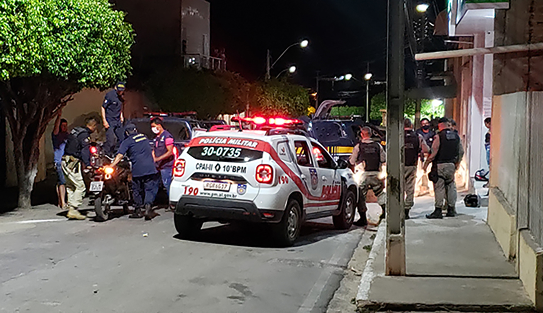 Após perseguição, PRF prende duas pessoas no centro de Cacimbinhas