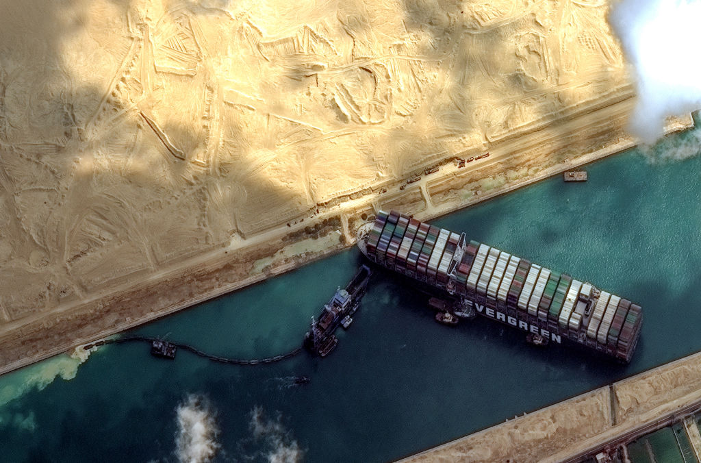 Mega Navio é desencalhado no Canal de Suez e tráfego é liberado