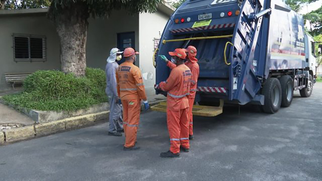 Sem querer, doméstica joga fora R$ 10 mil; caminhão é rastreado e garis acham dinheiro