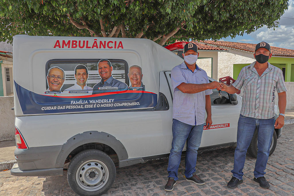 Vereador Valdo Wanderley doa ambulância para o povo de Dois Riachos