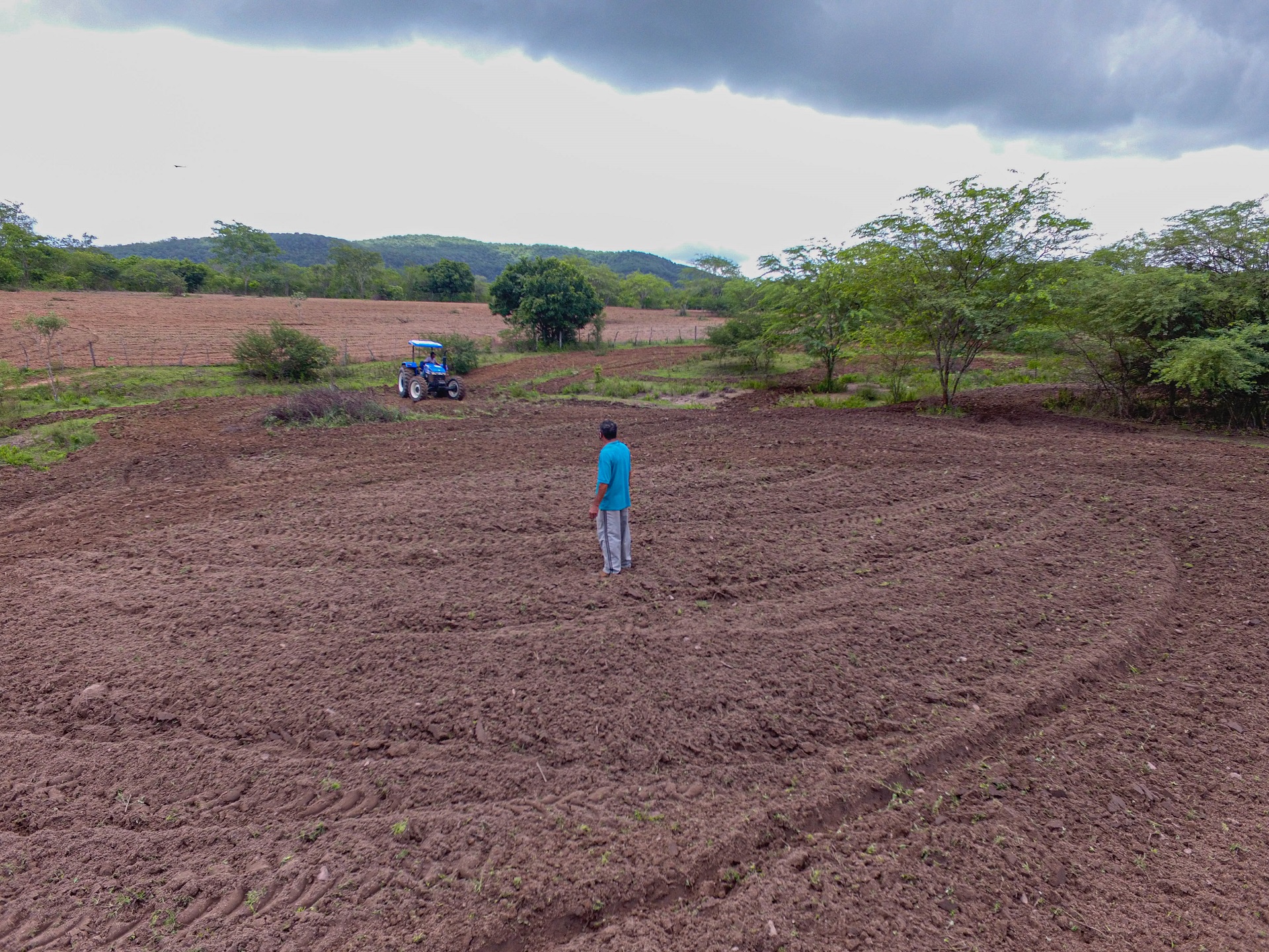 Prefeitura de Cacimbinhas disponibiliza tratores para aração das terras de agricultores