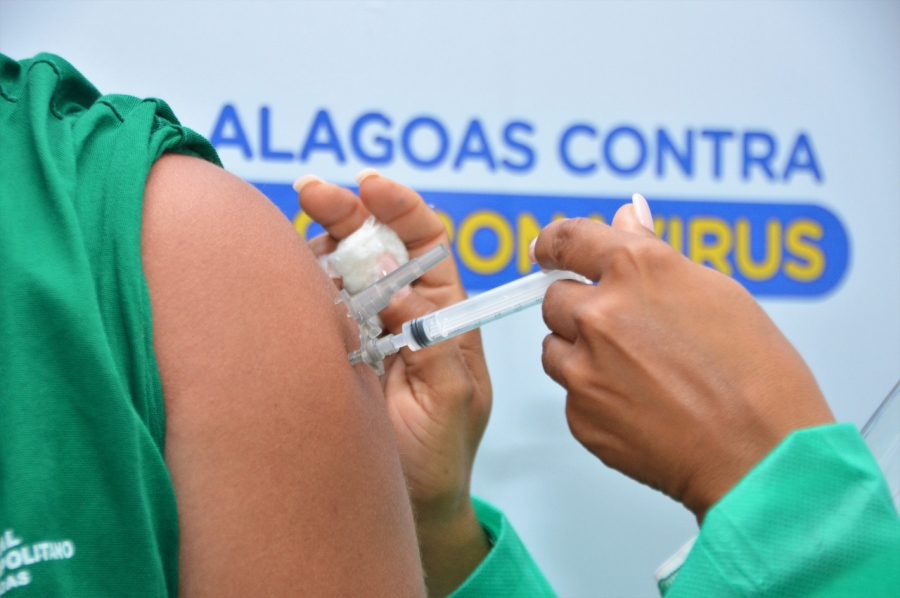 AL é o primeiro Estado do Brasil a concluir vacinação de grupos prioritários contra a Covid-19