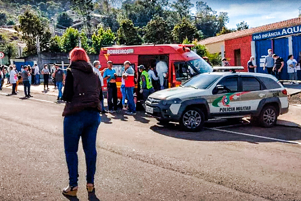 Jovem invade escola e mata três crianças e duas funcionárias em Santa Catarina