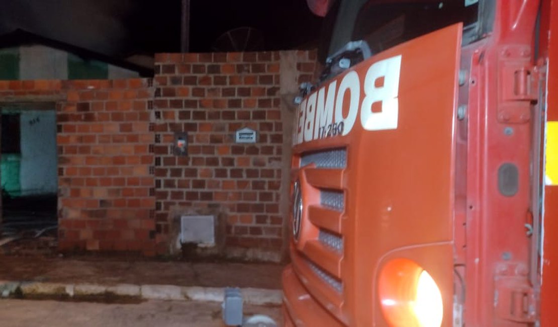 Após discussão, homem ateia fogo em casa para matar ex-mulher em Arapiraca