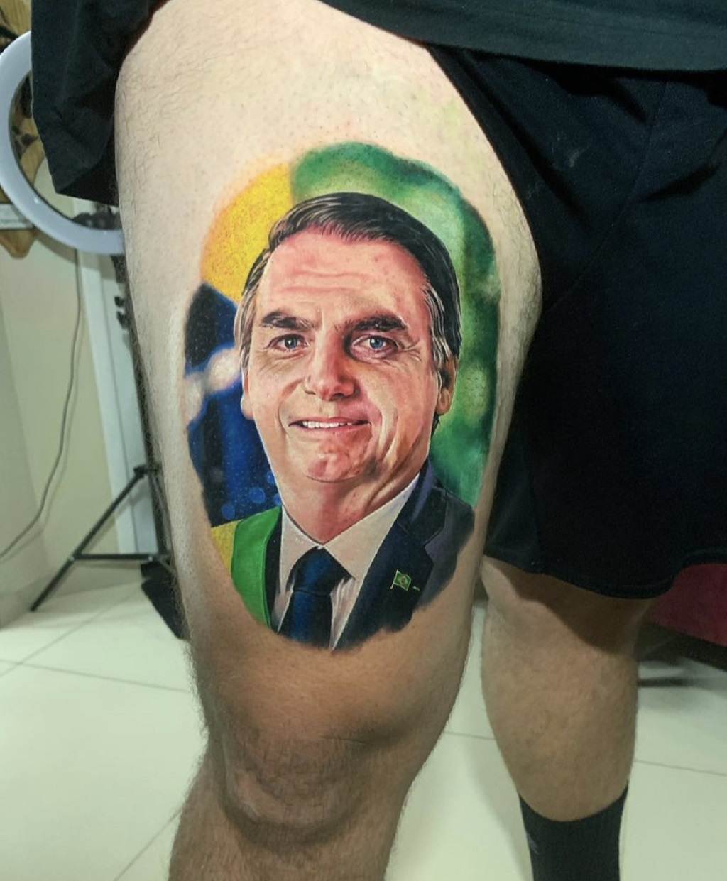 Em Arapiraca, homem tatua rosto de Bolsonaro na coxa e imagem viraliza