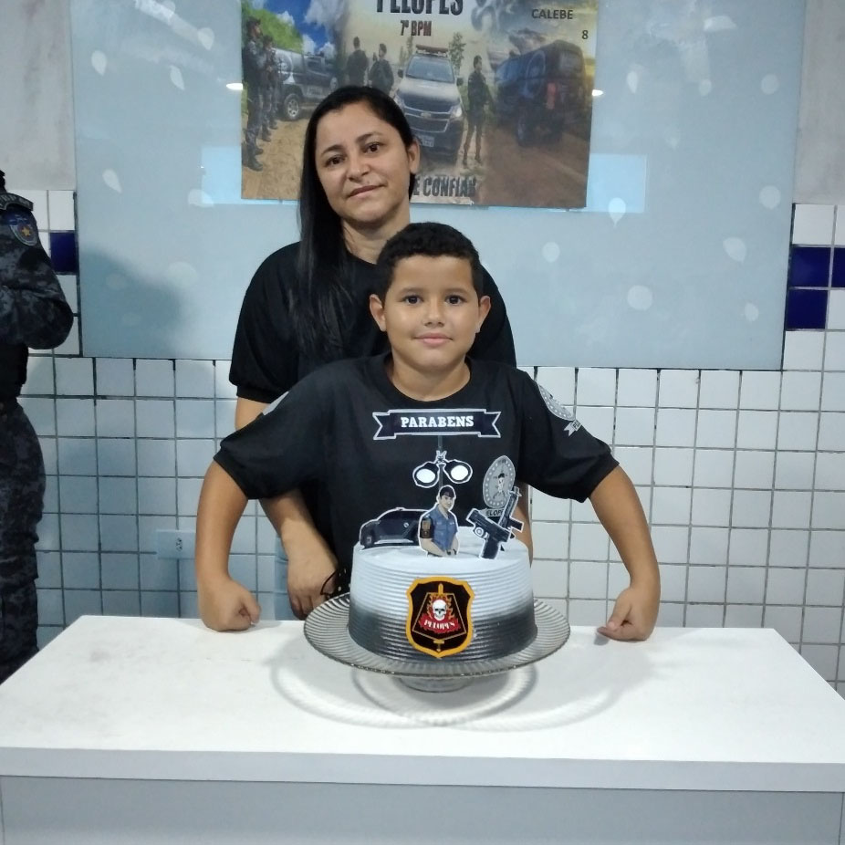 Pelopes faz surpresa em aniversário de criança filha de PM morto e que sonha ser policial