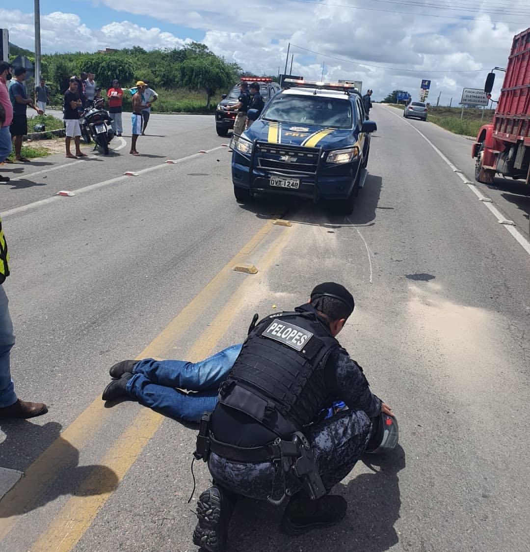 Mototaxista fica ferido após acidente na BR-316, em Cacimbinhas, e Pelopes presta socorro