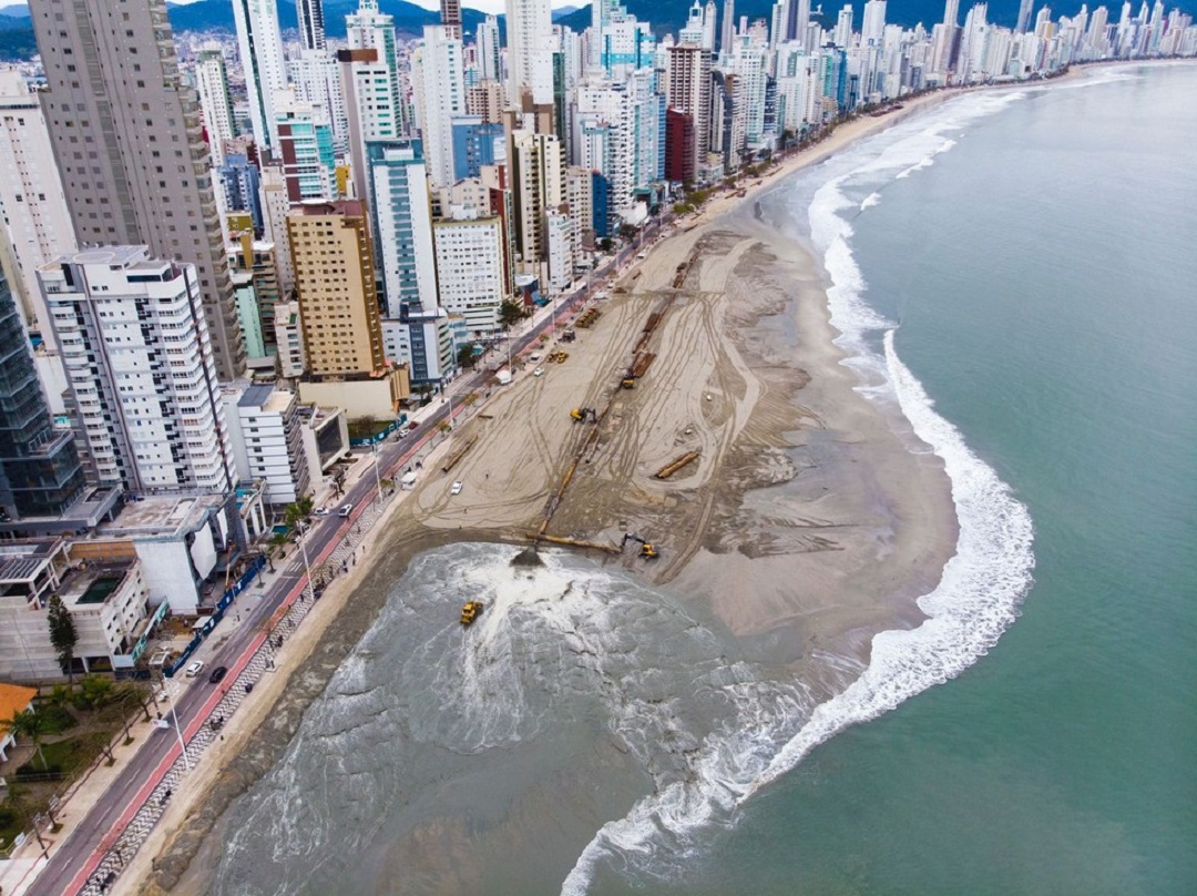 Balneário Camboriú realiza obra para aumentar faixa de areia de praia