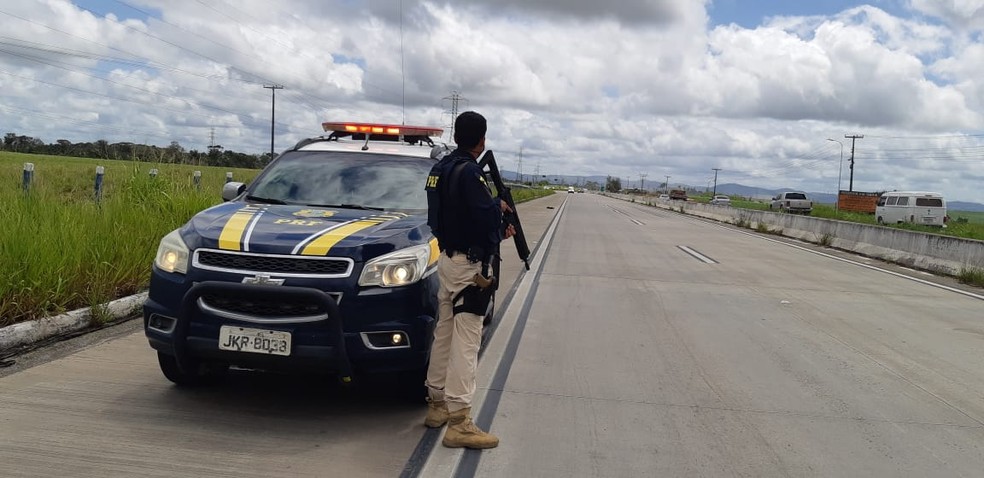 Motocilista embriagado tenta fugir de blitz da PRF e atropela policial no Sertão