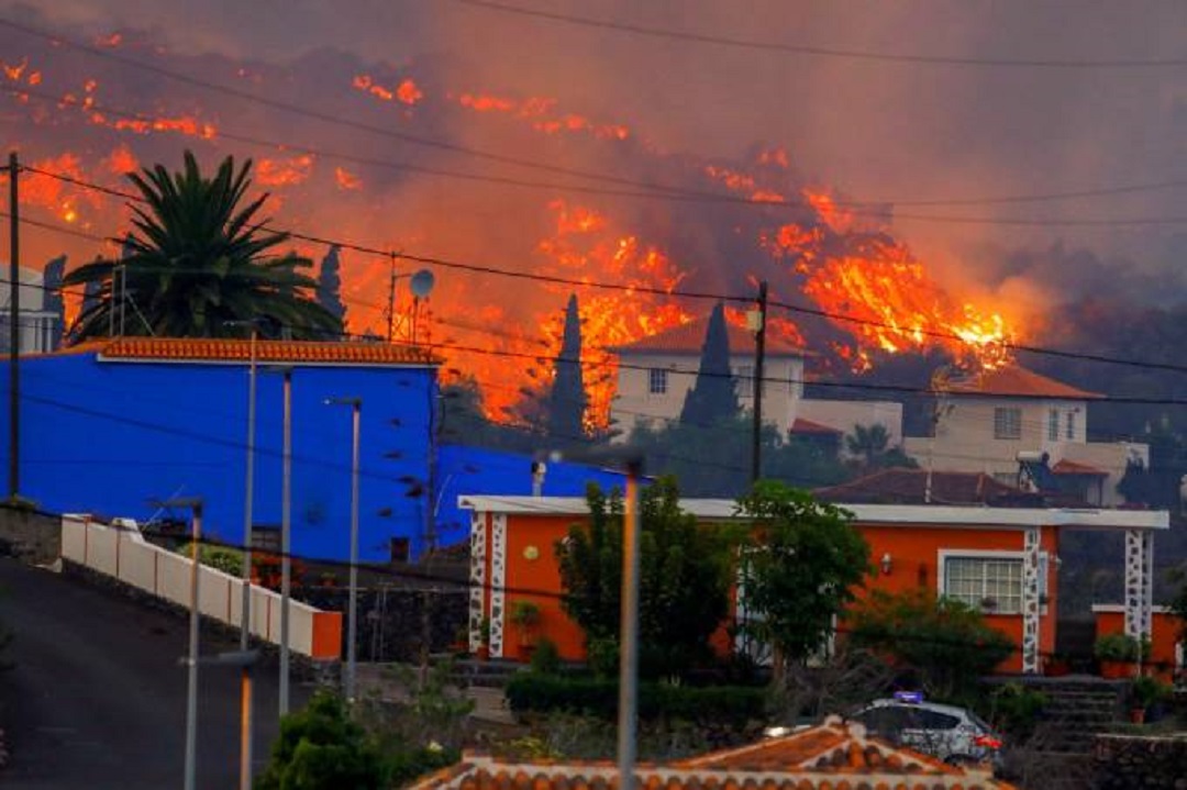 Vulcão que poderia gerar tsunami no Brasil entra em erupção