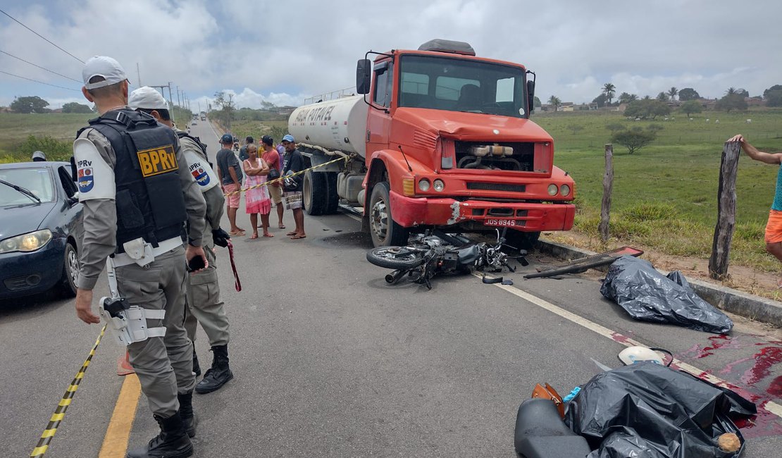 Acidente entre caminhão e moto deixa casal morto na AL-115 no Agreste