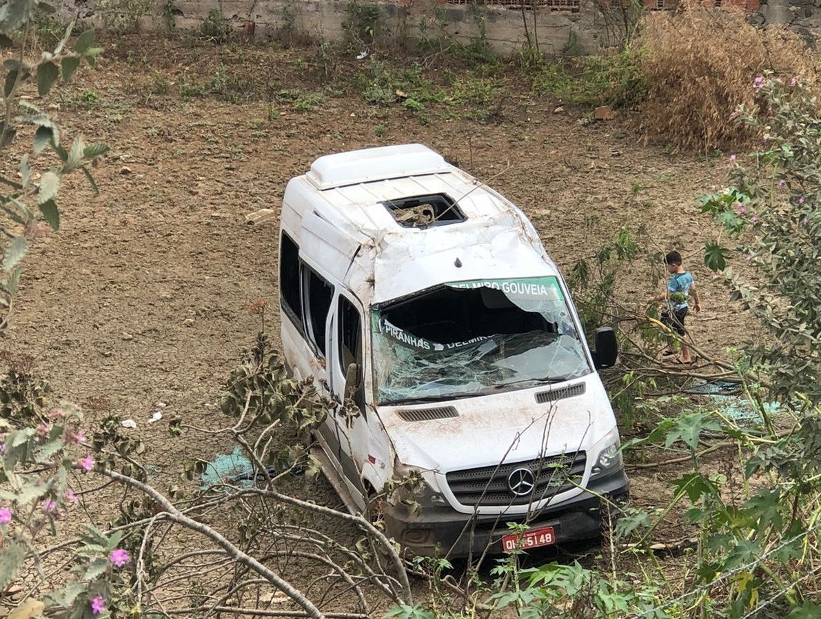 Van de transporte complementar capota em Batalha