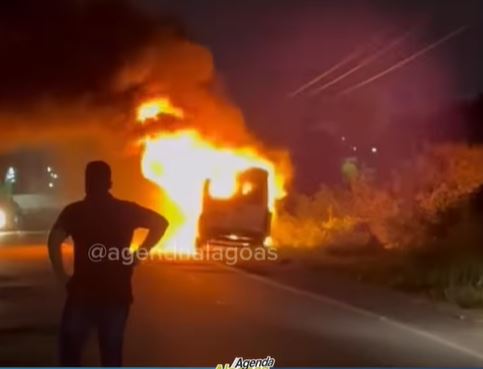 Van pega fogo próximo à entrada de Olho D’água das Flores