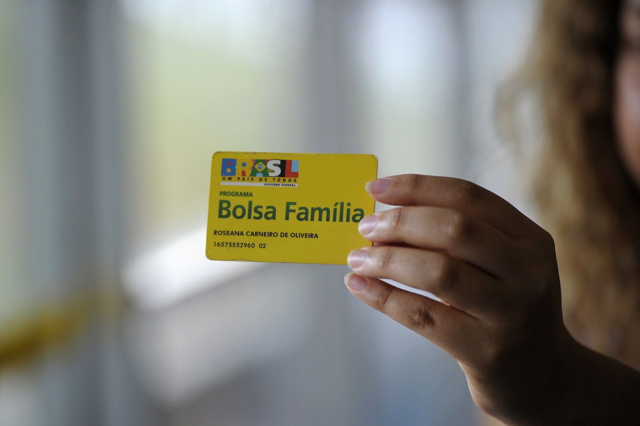 Em 12 estados do Brasil, Bolsa Família tem mais cadastros do que carteira assinada