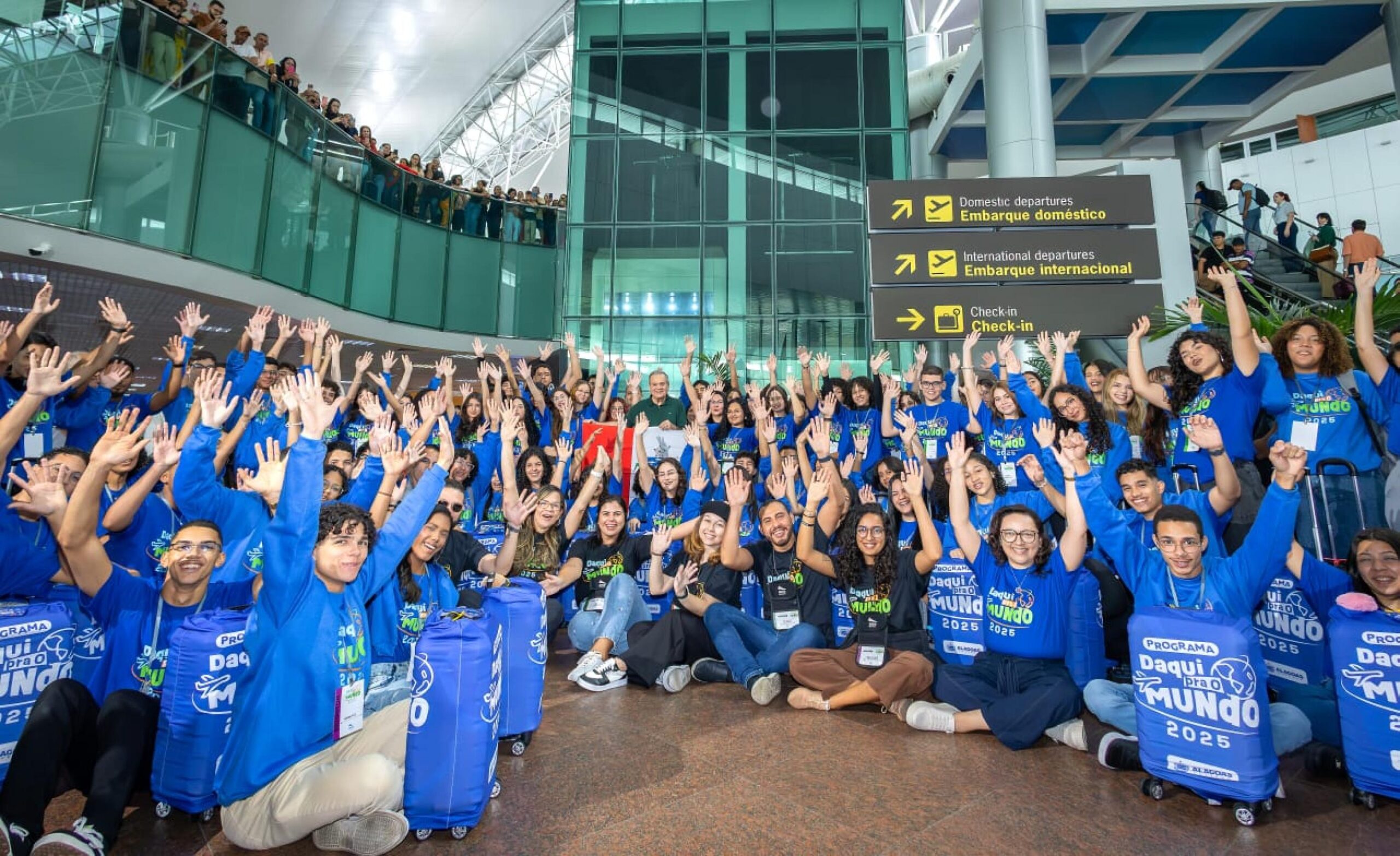 Cem estudantes da rede estadual embarcam para intercâmbio na Inglaterra
